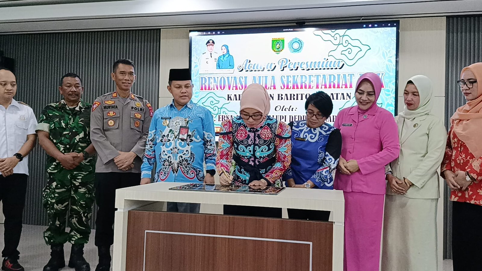 Foto: Ketua TP-PKK Barito Selatan, Erna Ardiani Palupi didampingi Penjabat Bupati menandatangani peresmian aula sekretariat TP-PKK, di Buntok, Jumat (17/1/2025).