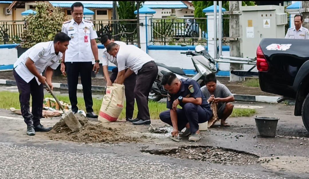 Foto: Kepala Dinas Perhubungan Barito Selatan, Joni Priawan bersama stafnya saat memperbaiki lubang jalan, di Buntok, Selasa (14/1/2025).