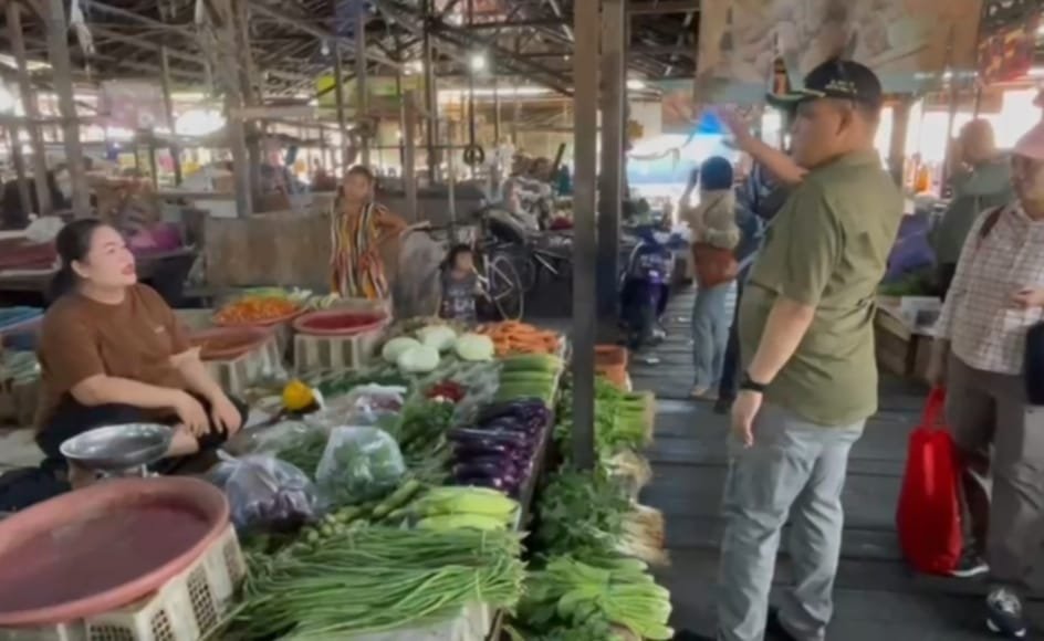 Foto: Penjabat Bupati Barito Selatan, Deddy Winarwan saat meninjau pasar Saik Beringin Buntok, Sabtu (18/1/2025).