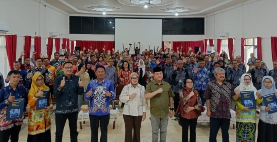 Foto: Penjabat Bupati Barito Selatan, DR Deddy Winarwan berfoto bersama pada kegiatan pembukaan pelatihan bagi guru, di Buntok, Sabtu (18/1/2025).