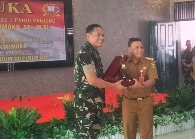 Asisten II Setda Barsel Rahmat Nuryadin menyerahkan cinderamata kepada Korem 102/Pjg Brigjen TNI Wimoko. (UB)