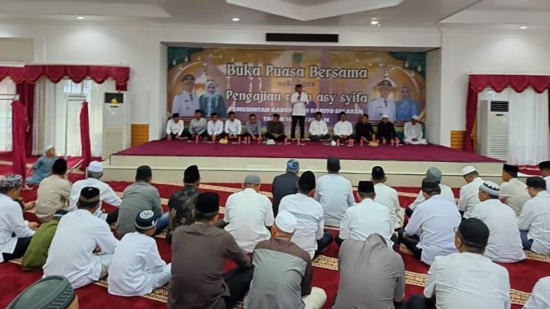 Bupati Barito Selatan, Eddy Raya Samsuri saat menyampaikan sambutan dalam acara berbuka puasa dan pengajian rutin Asy Syifa (foto: BorneoToday/HBI)