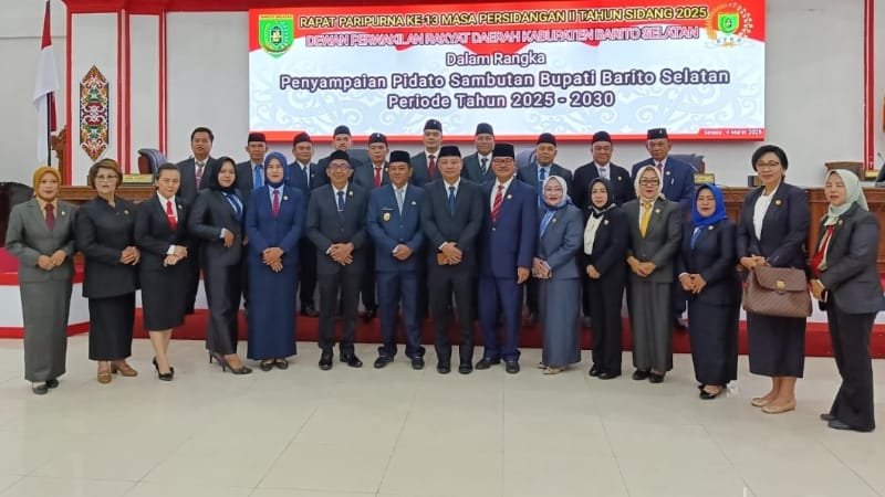 Bupati dan Wakil Bupati Barito Selatan berfoto bersama dengan unsur pimpinan dan anggota kabupaten setempat usai acara rapat paripurna (foto: BorneoToday/HBI)