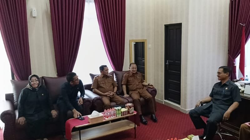 Bupati dan wabup Barito Selatan, Eddy Raya Samsuri-Khristianto Yudha saat bersilaturahmi dengan unsur pimpinan DPRD (foto: BorneoToday/HBI)