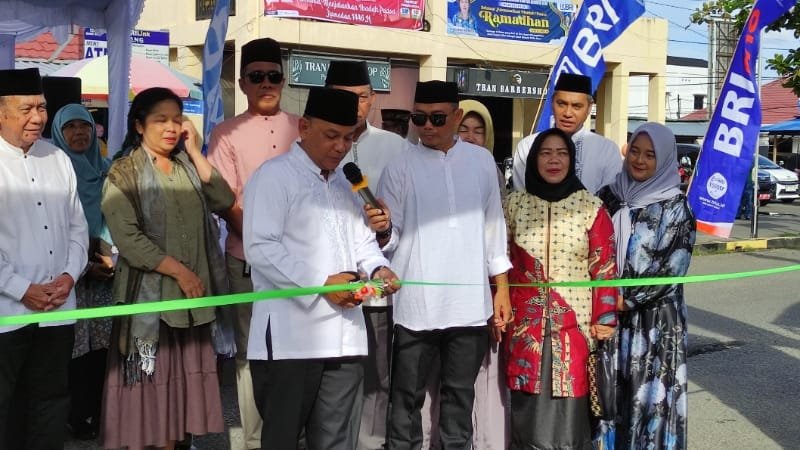 Asisten I Setda Barito Selatan saat membuka pasar kuliner ramadhan (foto: BorneoToday /dok)