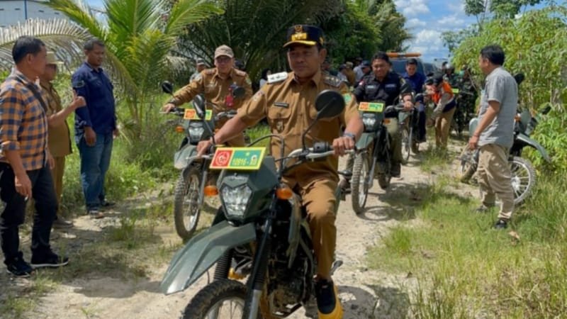 Wakil Bupati Barito Selatan, Khristianto Yudha saat meninjau jalan rusak di dua kecamatan (foto: BorneoToday/dok)