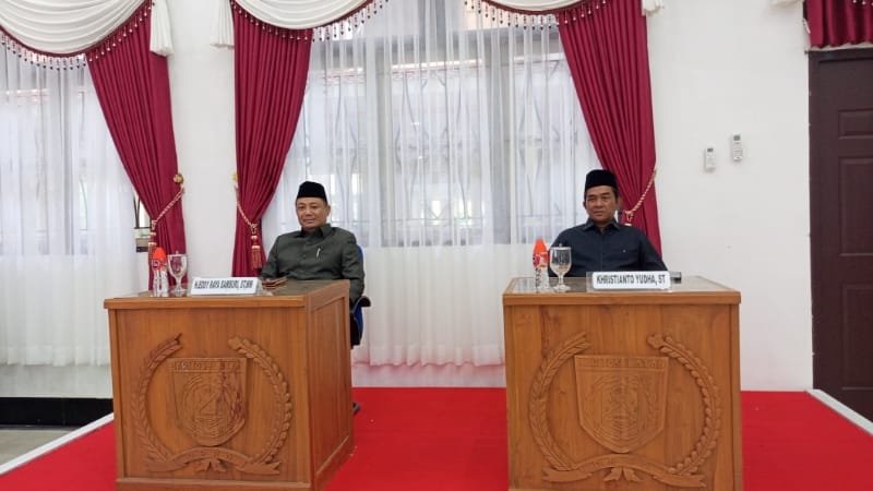 Pasangan calon bupati dan wakil bupati terpilih, Eddy Raya Samsuri dan Khristianto Yudha saat menghadiri rapat paripurna pengumuman penetapan pasangan calon terpilih (foto: BorneoToday/HBI)