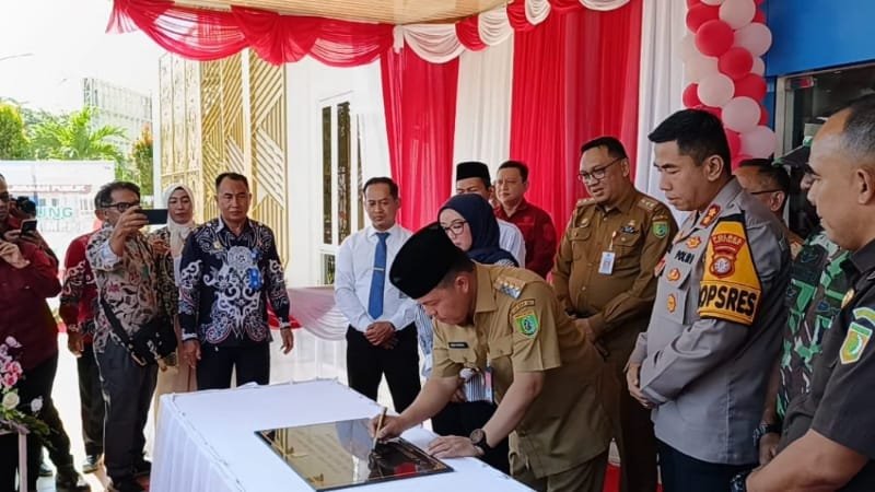Penjabat Bupati Barito Selatan, Deddy Winarwan saat menandatangani peresmian Mal Pelayanan Publik (foto: BorneoToday/HBI)