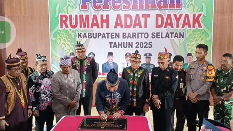 Penjabat Bupati Barito Selatan, Deddy Winarwan saat meresmikan bangunan Rumah Adat Dayak Barito Selatan (foto: BorneoToday/HBI)