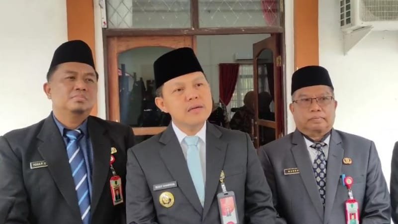 Penjabat Bupati Barito Selatan, Deddy Winarwan saat diwawancarai usai acara pengukuhan pejabat pimpinan tinggi pratama (foto: BorneoToday/HBI)