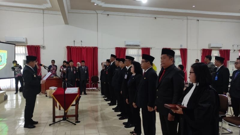 Penjabat Bupati Barito Selatan, Deddy Winarwan saat mengukuhkan 10 pejabat pimpinan tinggi pratama (foto: BorneoToday/HBI)
