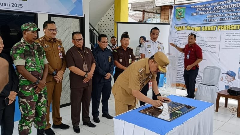 Penjabat Bupati Barito Selatan, Deddy Winarwan saat meresmikan kantor UPTD Pasar Lama Buntok (foto: BorneoToday/HBI)