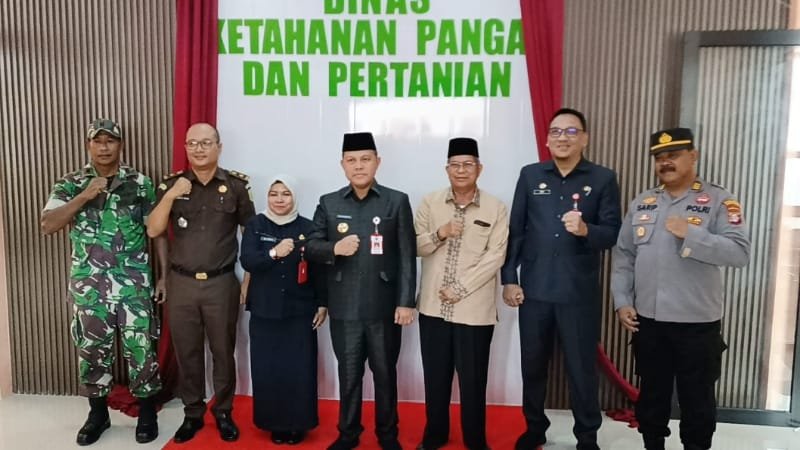 Penjabat Bupati Barito Selatan, Deddy Winarwan berfoto bersama usai acara peresmian DKPP (foto: BorneoToday/HBI)