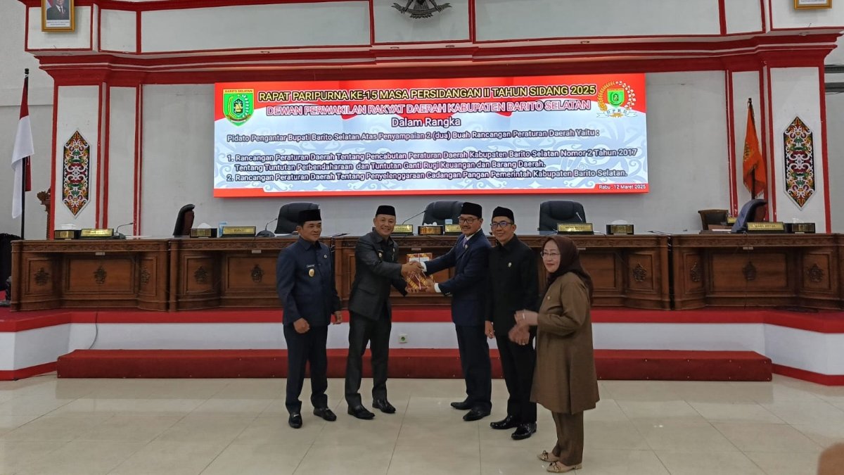 Foto: Bupati Barito Selatan, Eddy Raya Samsuri didampingi wakil bupati, Khristianto Yudha menyerahkan dua raperda kepada Ketua DPRD Barito Selatan, HM Farid Yusran dalam rapat paripurna, di Buntok, Rabu (12/3).