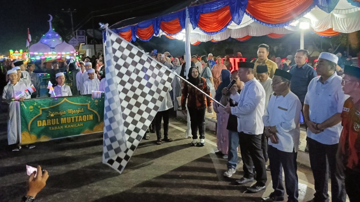 Foto: Bupati Barito Selatan, Eddy Raya Samsuri saat melepas peserta lomba tanglong.