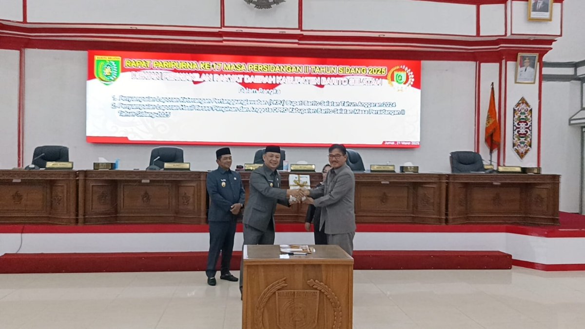 Foto: Bupati Barito Selatan, Eddy Raya Samsuri menyerahkan dokumen LKPj 2024 kepada Ketua DPRD, HM Farid Yusran dalam rapat paripurna, Jumat (22/3/2025).