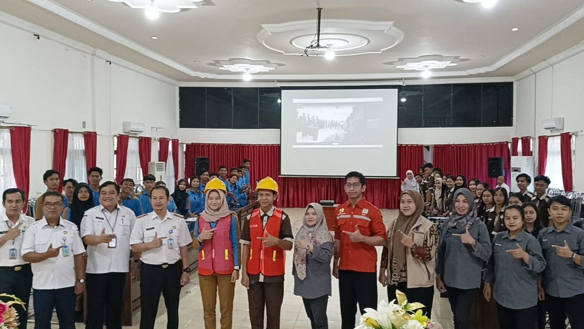 Foto: Sekretaris DPUPR, M. Taufik berfoto bersama usai acara pembukaan pelatihan, di Buntok, Rabu (19/3/2025).