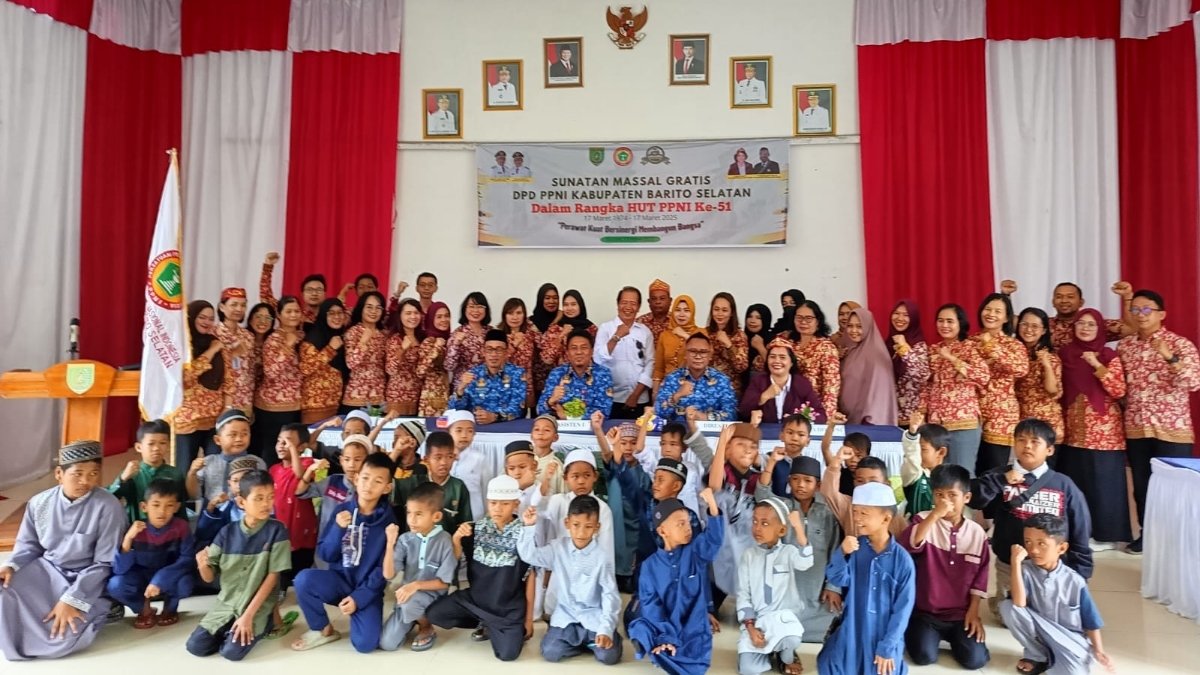 Foto: Asisten I Setda Barito Selatan, Yoga P Utomo berfoto bersama dengan anak yang mengikuti sunatan massal gratis, di Buntok, Senin (17/3).
