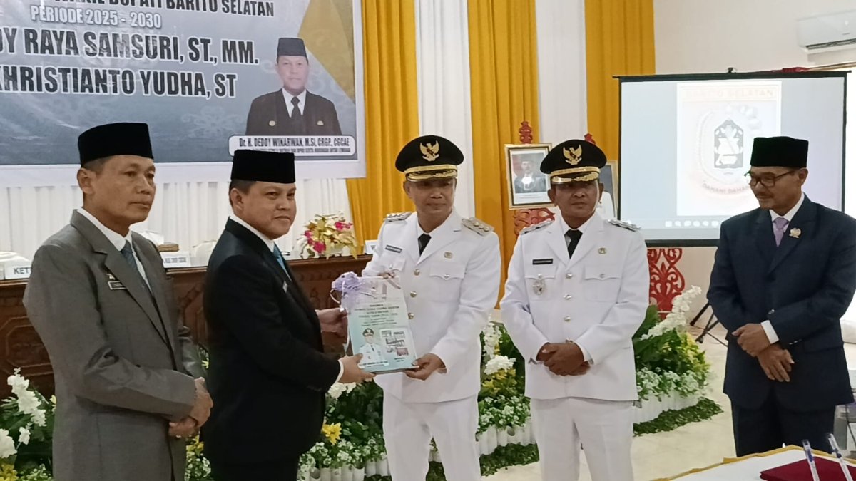 Foto: Bupati dan Wakil Bupati Barito Selatan, Eddy Raya Samsuri-Khristianto Yudha berfoto bersama dengan Deddy Winarwan bersama istri pada kegiatan serah terima jabatan, di Buntok, Rabu (12/3).
