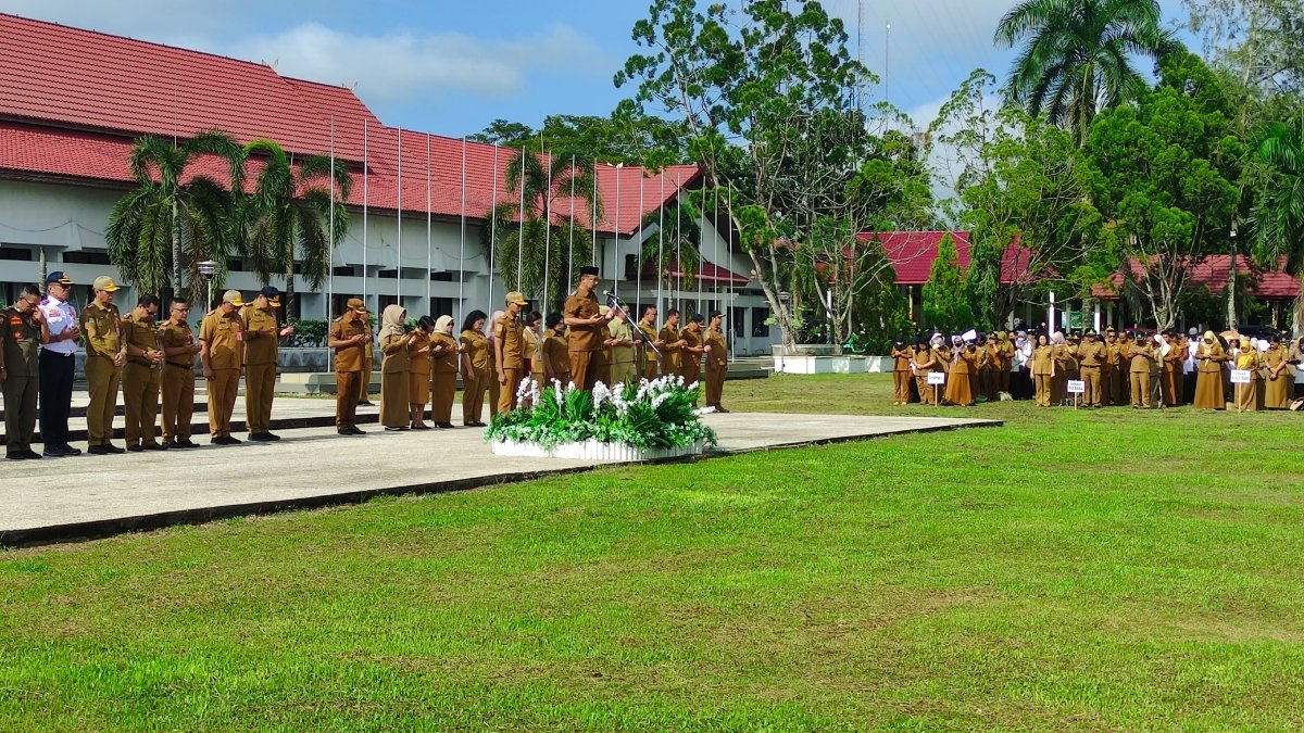 Bupati Barito Selatan, Eddy Raya Samsuri didampingi wakil bupati saat memimpin apel besar dan halal bi halal pemerintah kabupaten setempat, di Buntok, Selasa (8/4/2025). (foto: BorneoToday/HBI) 