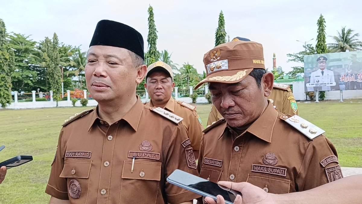 Eddy Raya Samsuri saat di wawancarai usai acara apel besar dan halal bi halal pemkab Barito Selatan, di Buntok, Selasa (8/4/2025). (foto: BorneoToday/HBI) 