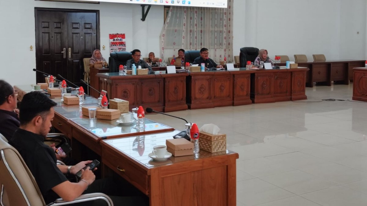 Ketua DPRD Barito Selatan, HM Farid Yusran saat memimpin rapat banmus, di Buntok, Selasa (8/4/2025). (foto: BorneoToday/HBI) 