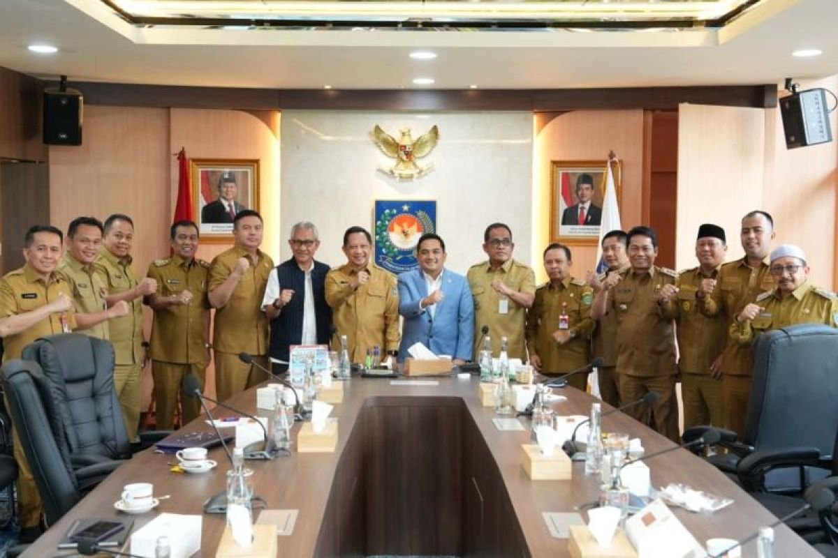 Foto bersama pertemuan Mendagri Tito Karnavian bersama beberapa kepala daerah yang berasal dari Kalimantan Selatan, di Jakarta, Senin (11/5/2026). (ANTARA/HO-Prokopim Setda HSS)