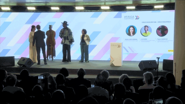 Macron menegur hadirin Africa Forward Summit karena berbicara melalui pengeras suara

